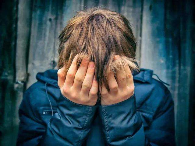 如何对青少年青春期常见问题进行疏导教育？